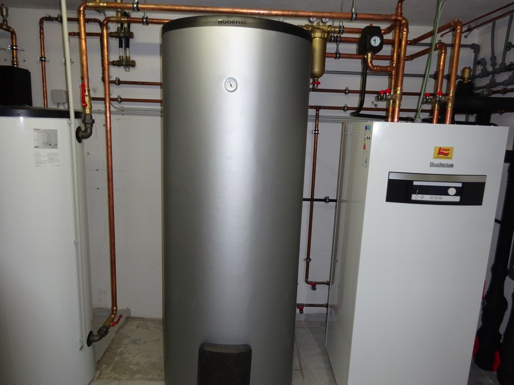Buderus Logatherm Sole/Wasser Wärmepumpe WPS13-1 13kW, Tiefenbohrung und einen Warmwasserspeicher.